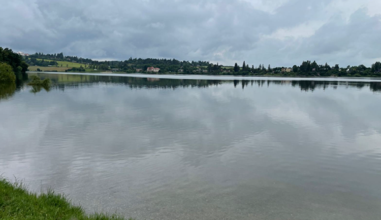 Na Plumlově se voda zhoršila na trojku, jsou v ní sinice. Poděbrady jsou v pořádku