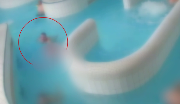 Muž osahával děti v pražském aquaparku. Policie hledá další jeho oběti