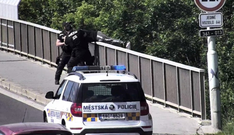 S mladíkem se rozešla přítelkyně. Svůj život se rozhodl ukončit skokem z mostu