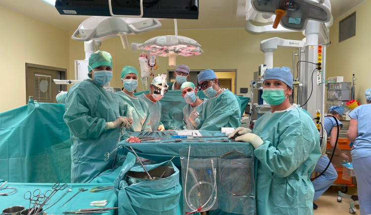 VIDEO: Unikátní operace v motolské nemocnici. Lékaři jako první transplantovali dítěti srdce a plíce najednou