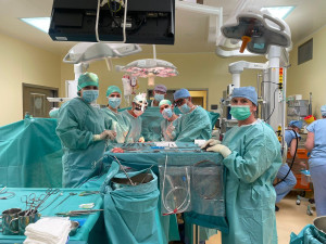 VIDEO: Unikátní operace v motolské nemocnici. Lékaři jako první transplantovali dítěti srdce a plíce najednou