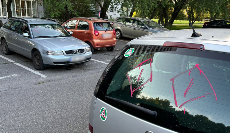 Na auta se muž vybavil růžovou fixou.