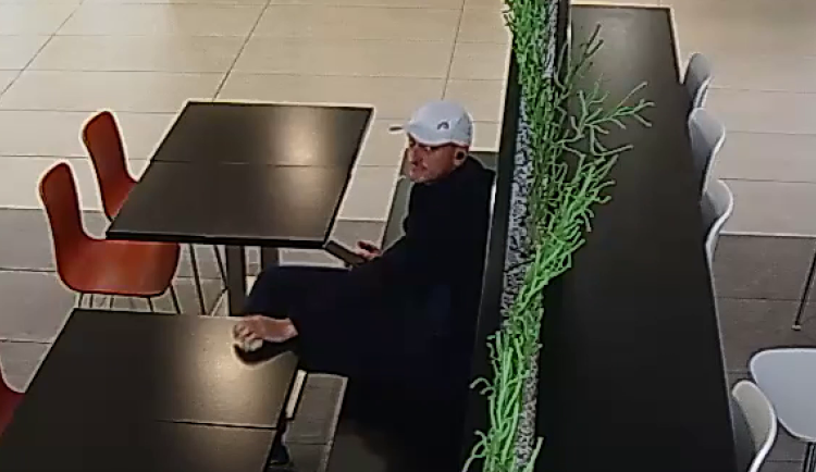 VIDEO: Zloděj sledoval seniorku z nákupního centra až domů. U dveří ji okradl