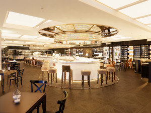 VIDEO: Nejen motýli. V obchodním domě Máj najdou lidé i modré žirafy nebo zlaté okřídlené lvy