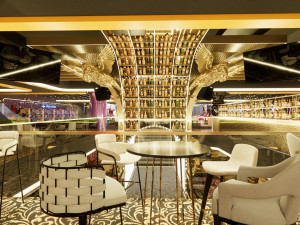 VIDEO: Nejen motýli. V obchodním domě Máj najdou lidé i modré žirafy nebo zlaté okřídlené lvy