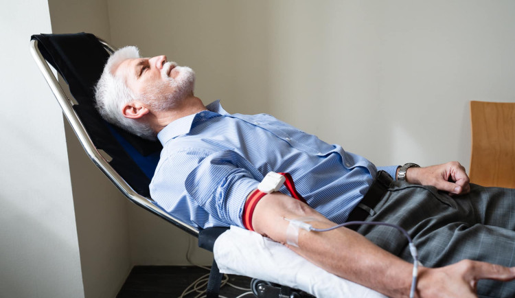 Prezident Pavel daroval krev. Vyzval zdravé lidi, ať udělají to stejné