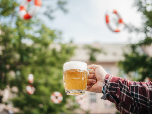 Dva pivovary, jedno pivo. Budějovický Budvar představil letní limitku Na Pool uvařenou s minipivovarem Dva kohouti