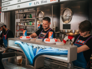 Dva pivovary, jedno pivo. Budějovický Budvar představil letní limitku Na Pool uvařenou s minipivovarem Dva kohouti