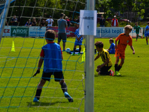 Malí fotbalisté se utkali na Šmíca Cupu v Dolních Chabrech. Ať to dotáhnout co nejdál, popřál jim Šmicer