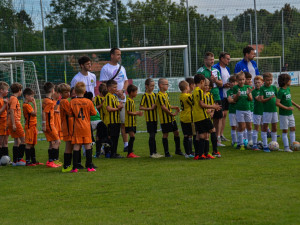 Malí fotbalisté se utkali na Šmíca Cupu v Dolních Chabrech. Ať to dotáhnout co nejdál, popřál jim Šmicer
