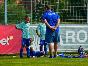 Malí fotbalisté se utkali na Šmíca Cupu v Dolních Chabrech. Ať to dotáhnout co nejdál, popřál jim Šmicer