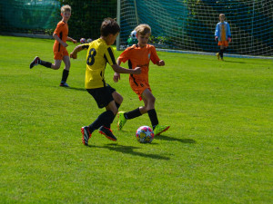 Malí fotbalisté se utkali na Šmíca Cupu v Dolních Chabrech. Ať to dotáhnout co nejdál, popřál jim Šmicer