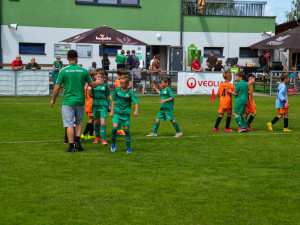 Malí fotbalisté se utkali na Šmíca Cupu v Dolních Chabrech. Ať to dotáhnout co nejdál, popřál jim Šmicer