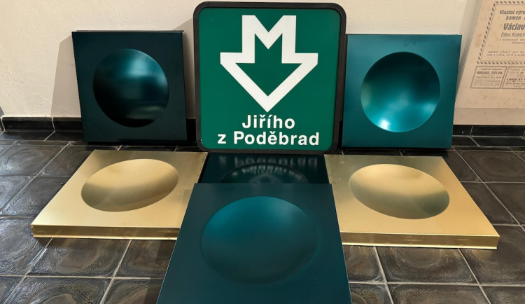 Legendární obklady ze stanice Jiřího z Poděbrad jsou k mání v dražbě. Výtěžek pomůže postiženým