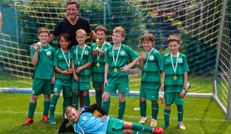 Malí fotbalisté se utkali na Šmíca Cupu v Dolních Chabrech. Ať to dotáhnout co nejdál, popřál jim Šmicer