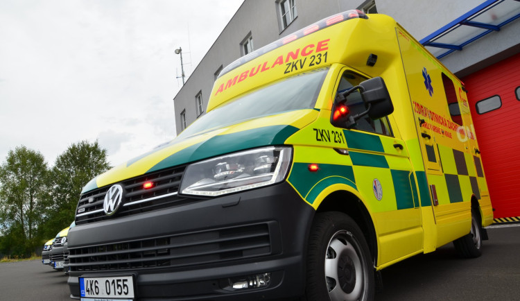 Agresivní opilec napadl záchranáře, kteří ošetřovali zraněného muže. Pak začal demolovat jejich sanitku