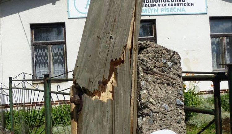 Čivava způsobila nehodu v Písečné. Odnesly to osobní vůz, kamion a telekomunikační sloup