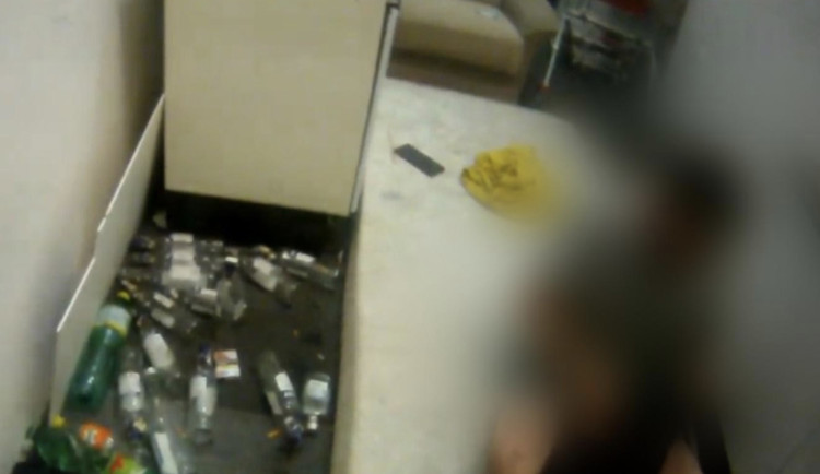 Majitel firmy dva týdny neviděl svého zaměstnance. Našel ho namol opilého obsypaného lahvemi vodky