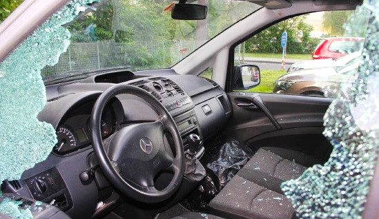 Vandal zdemoloval při svém nočním tahu městem osm automobilů a skleněné výlohy u dvou obchodů