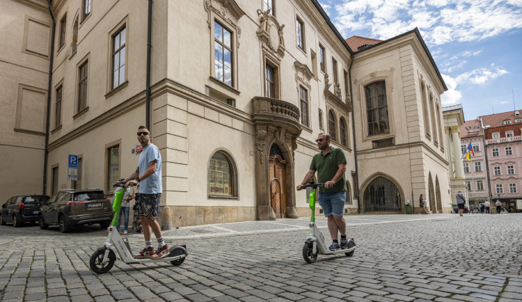 VIDEO: Strážníci během čtyř dní odhalili v Praze přes tisíc přestupků cyklistů a koloběžkářů. Rozdali pokuty za skoro čtvrt milionu