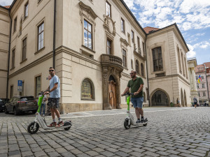 VIDEO: Strážníci během čtyř dní odhalili v Praze přes tisíc přestupků cyklistů a koloběžkářů. Rozdali pokuty za skoro čtvrt milionu