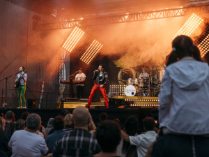 Golfresort Lázně Bohdaneč hostil jeden z nejprestižnějších turnajů v Česku. Doplnila ho show skupiny Queenie