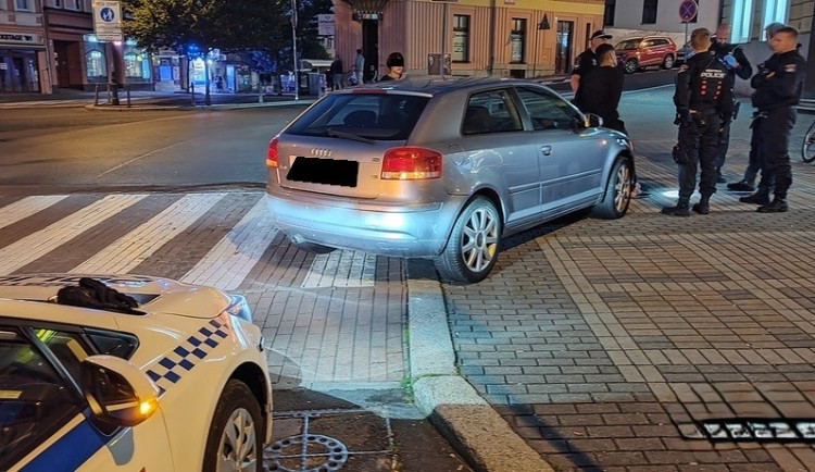 Agresivnímu cizinci se nelíbilo, když si chodec nafotil, jak špatně zaparkoval auto. Nakonec skončil v poutech