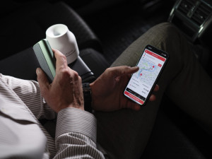 Svez.se: první taxislužba v České republice nabízí IQOS friendly vozy