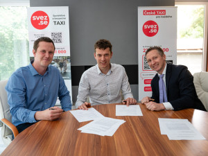 Svez.se: první taxislužba v České republice nabízí IQOS friendly vozy