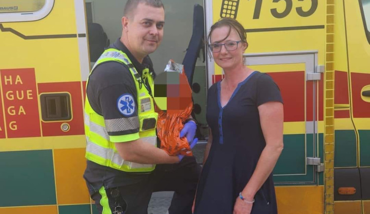 Holčičku odvezli do nemocnice záchranáři.