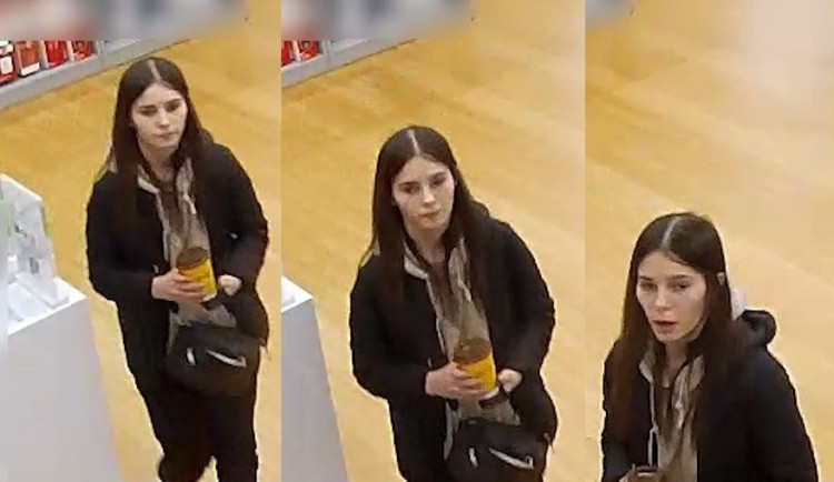 Policisté pátrají po totožnosti ženy ze záběru kamery v souvislosti s vyšetřováním internetového podvodu