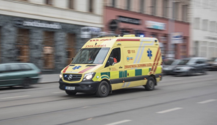 Cestující na skútru zemřel při tragické dopravní nehodě. Jeho spolujezdec skončil v nemocnici