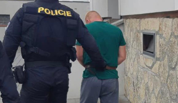 Soud posílá Ukrajince na 18 let do vězení za otřesný pokus o vraždu manželky. Odpálil petardu zasunutou do jejích intimních partií