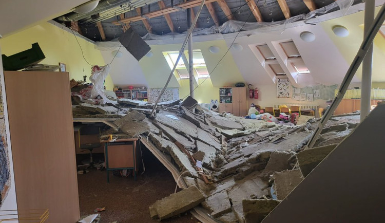 V pražské škole spadl strop, děti zachránila učitelka