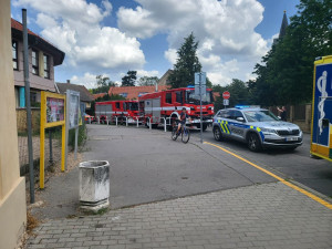 Ve pražské škole spadl strop, děti zachránila učitelka