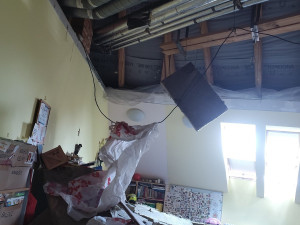 Ve pražské škole spadl strop, děti zachránila učitelka