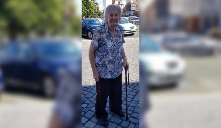 Seniorku, která zmizela z bytu na Zličíně, stále nenašli. Pátrají po ní už týden
