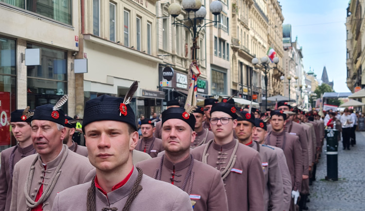 Na 15 tisíc sokolů prošlo Prahou při zahajovacím průvodu všesokolského sletu