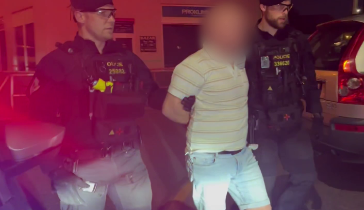 Útočníka dopadli hned po činu.