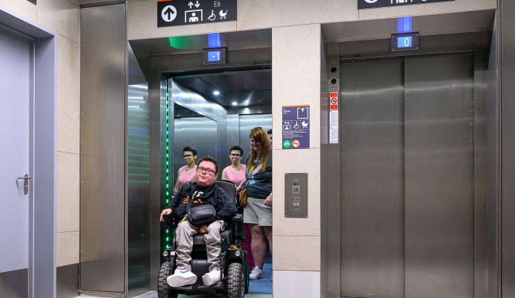 V metru Jiřího z Poděbrad jsou ode dneška v provozu dva výtahy za půl miliardy