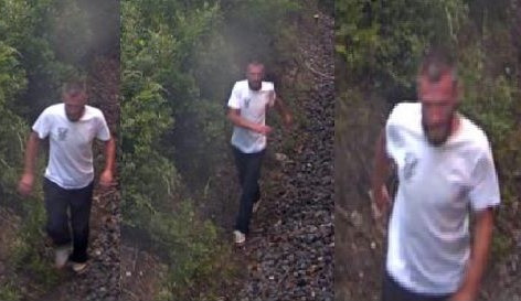 Neznámý muž hazardoval životem jízdou na spřáhle a pak ještě úmyslně blokoval vlak. Pátrá po něm policie