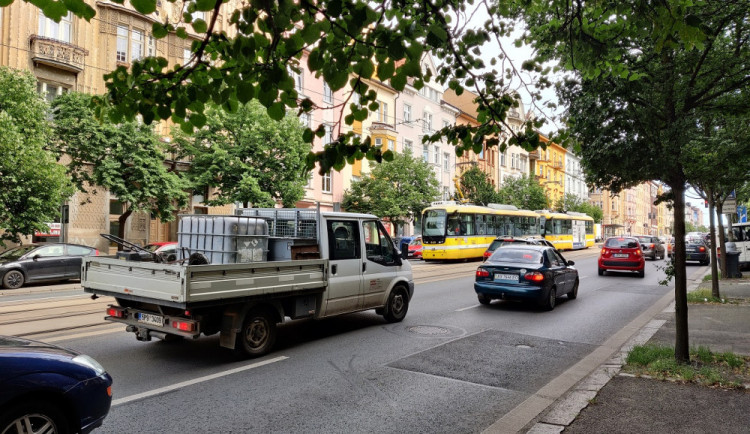 Startuje oprava frekventované Klatovské třídy. Až do konce prázdnin potrvají práce na dvoukilometrovém úseku