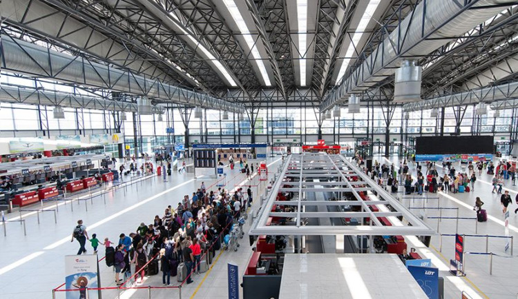 Pražské letiště už odeslalo majitelům většinu kufrů. Lety jsou ale stále zpožděny