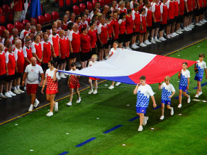FOTOGALERIE: Prapor od prezidenta, déšť a plný Eden. Podívejte se, jak vypadala první hromadná skladba všesokolského sletu