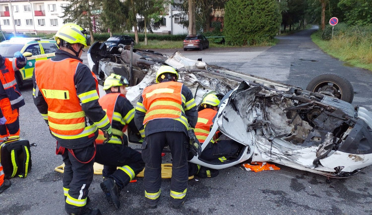 Při střetu dvou osobních vozidel se zranili tři lidé. Na místě zasahoval i vrtulník letecké záchranné služby