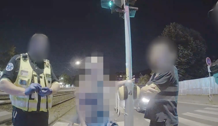 Senior odmítal opustit tramvaj po nehodě. Vystoupím jen nejbližšími dveřmi, jsem invalida, opakoval.