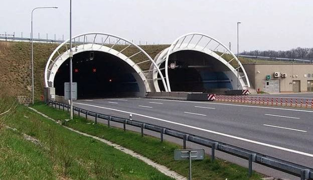 Silničáři vymění povrch na Pražském okruhu u Lochkovského tunelu.