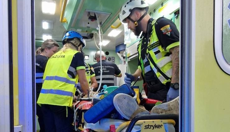 Prahou se prohnala silná bouřka. V Braníku spadl strom na dvojici osob, jedna utrpěla vážná poranění.