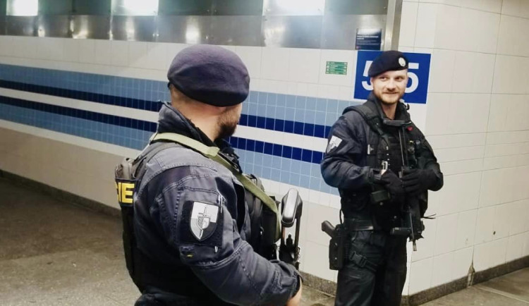 Kriminalisté vyšetřují případ údajné střelby, která měla být slyšet na vlakovém nádraží