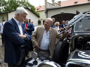 FOTO: Všechny prezidentské vozy. Petr Pavel zahájil v Lánech unikátní výstavu